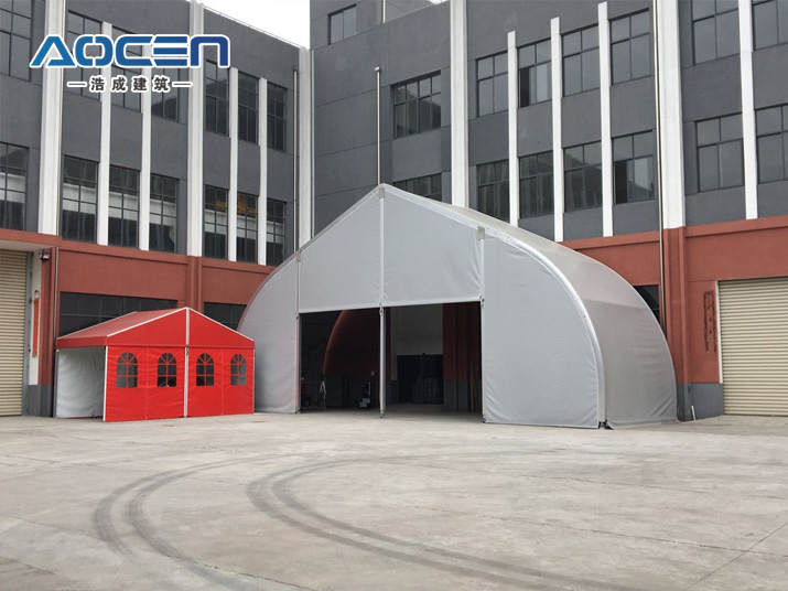 灰色彎柱機(jī)庫篷房